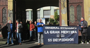 Pancarta desplegada hoy por los despedidos (Foto LVT)
