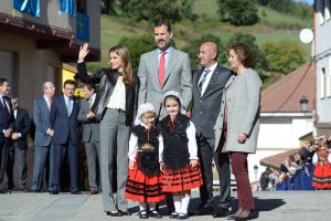 Los Príncipes en su visita a Teverga junto al alcalde (Foto de la FPA)