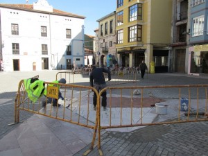 Operarios rematando la obra en la plaza del General Ponte