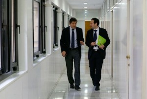 Javier fernández y Guillermo Martínez se dirigen al consejo de Gobierno / Foto de Armando Álvarez