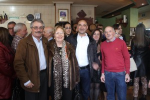 Mino Álvarez (tercero por la izquierda) junto a algunos compañeros, entre ellos el alcalde de Proaza