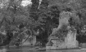 Ruinas del puente de Godos, sobre el Nalón