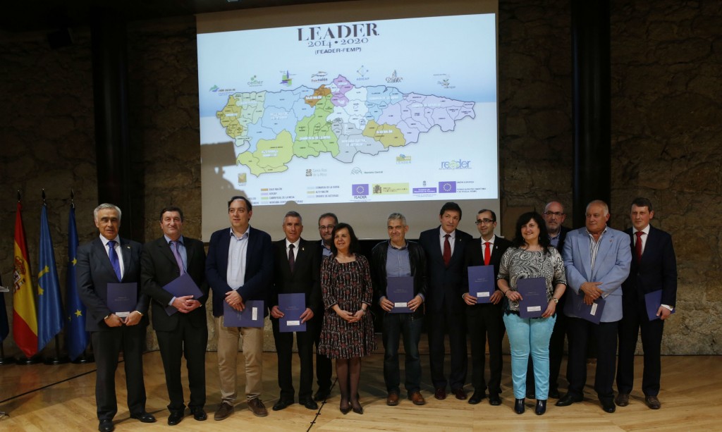 Los responsables de los grupos de desarrollo rural de Asturias junto al presidente Javier Fernández 