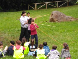 Miembros de la Asociación de Niños Hiperactivos del Principado participa en un taller de cazadores en el Museo de la Prehistoria