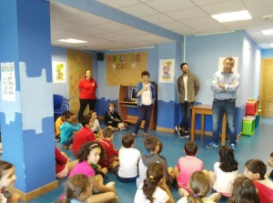 El concejal de Juventud y el alcalde de Grado se reúnen con los más pequeños.