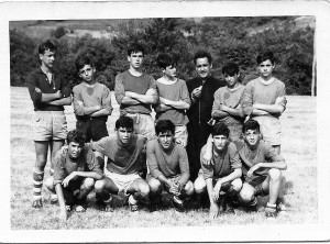 Rafael con varios jóvenes en Proaza / Foto facilitada por el autor
