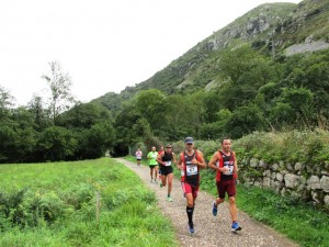 Corredores de la media maratón de Trubia llegando a Villanueva por la Senda del Oso