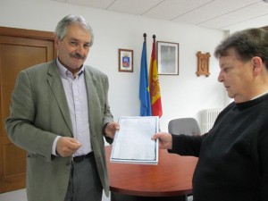 El alcalde de Proaza recibe el documento de manos de Loli Gallego