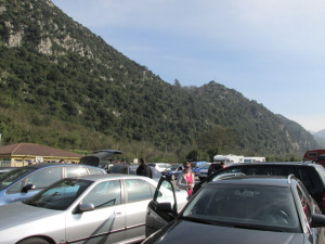 Coches en el aparcamiento del área de Buyera (Villanueva)