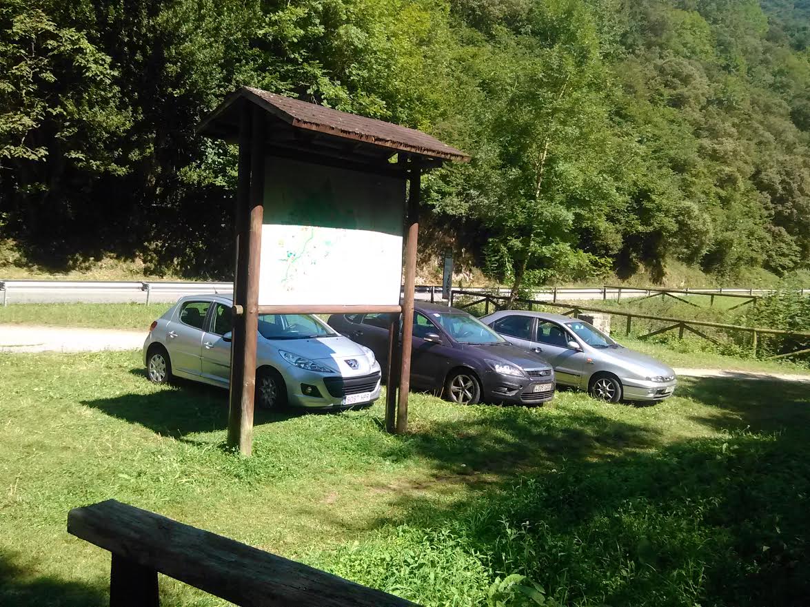 Los vehículos invaden de nuevo el área recreativa de Tuñón