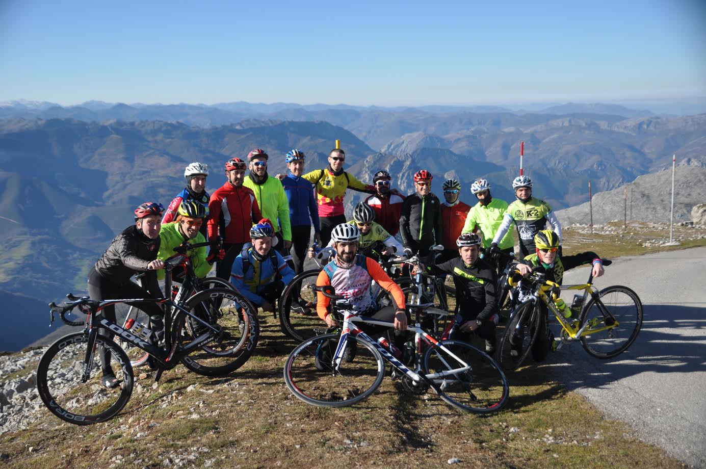 Los ciclistas asturianos despiden 2016 en la cima del Gamoniteiru