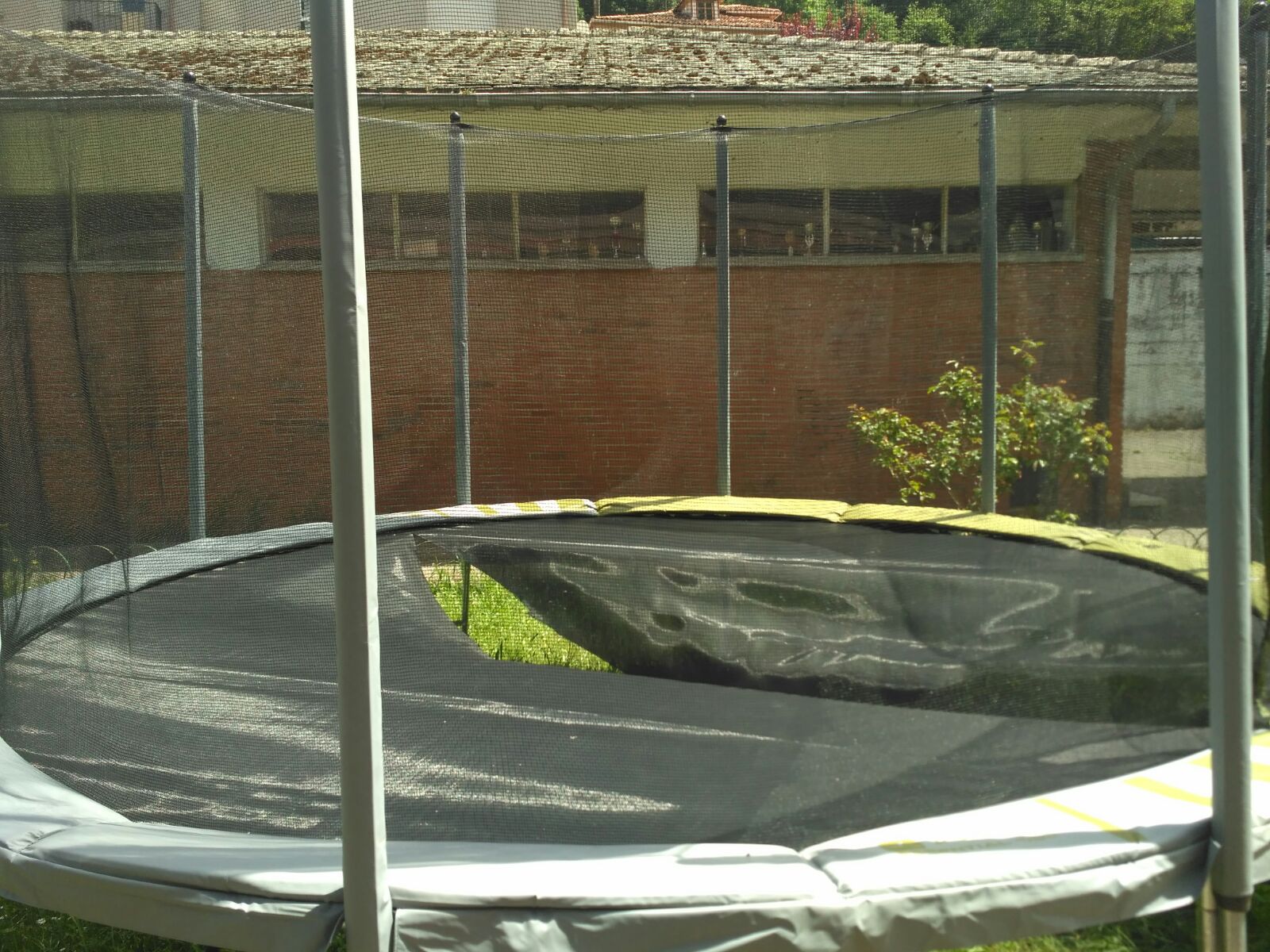 Aparece cama elástica recién adquirida por el colegio de Belmonte de Miranda La Voz del Trubia