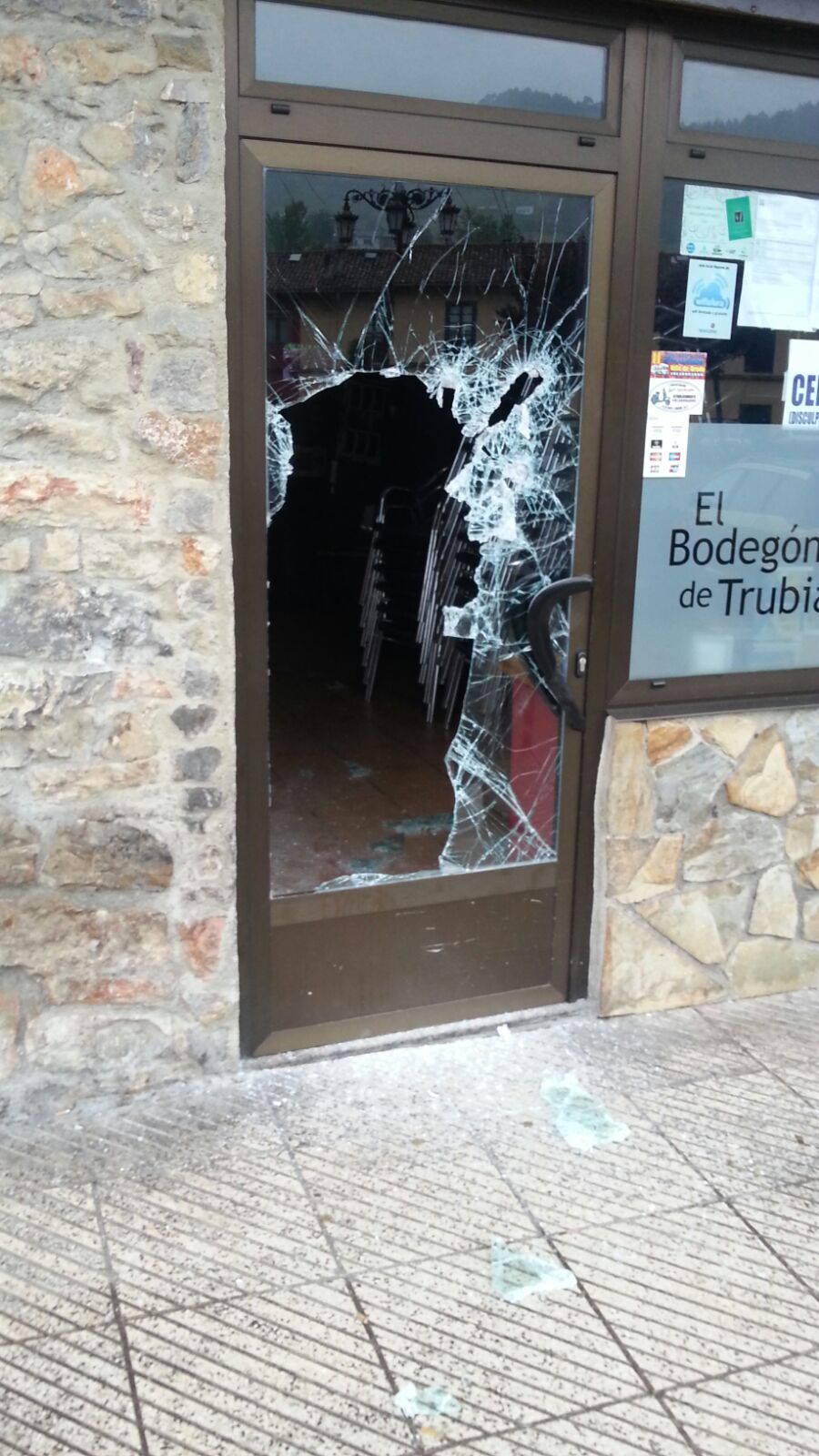 Revientan a hachazos la tragaperras de El Bodegón de Trubia y se llevan mil euros