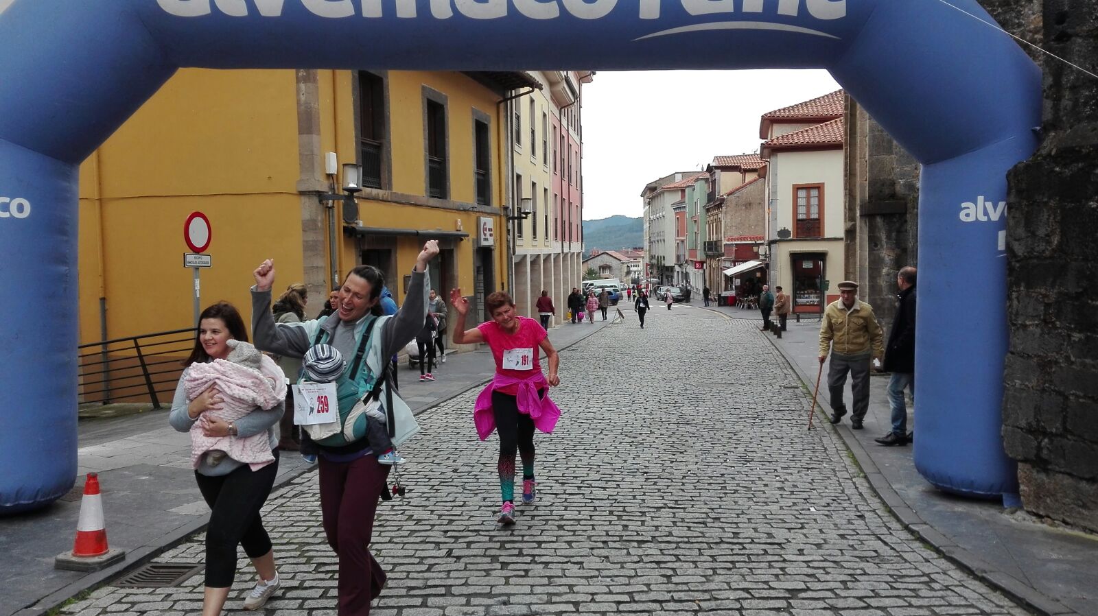 En Salas corrieron hasta los bebés