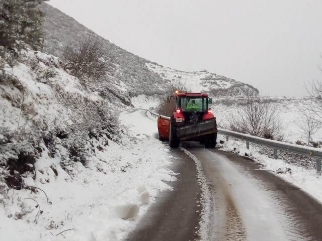 Tres puertos cerrados y cadenas en doce carreteras de la comarca