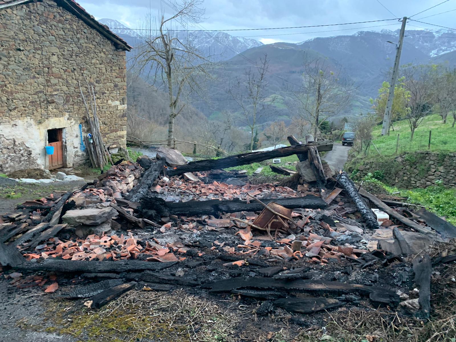 horreo quemado Salceo El fuego calcina un hórreo en Salceo, Quirós