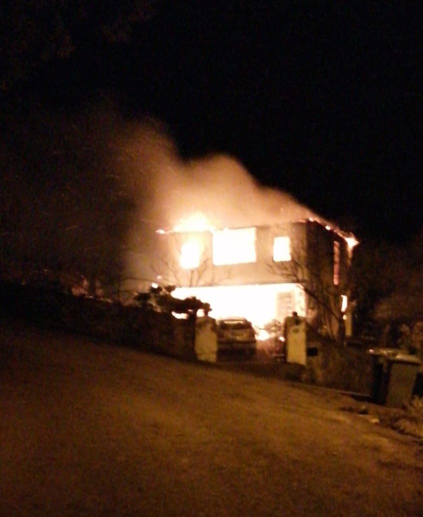 Quema una casa en Perlín tras darla por apagada los bomberos