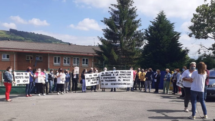 Familias de Candamo se concentran frente al colegio en apoyo a su directora