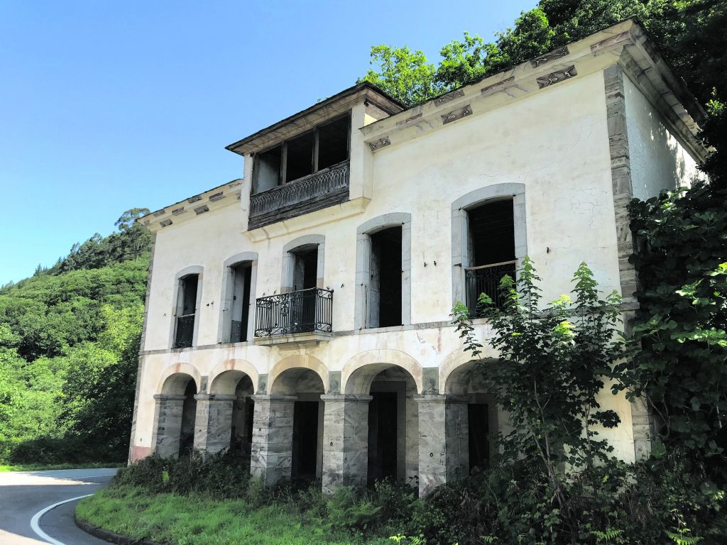 Edificio de Los Americanos, en Salas, construido por los indianos Hermanos González tras su regreso de Cuba 