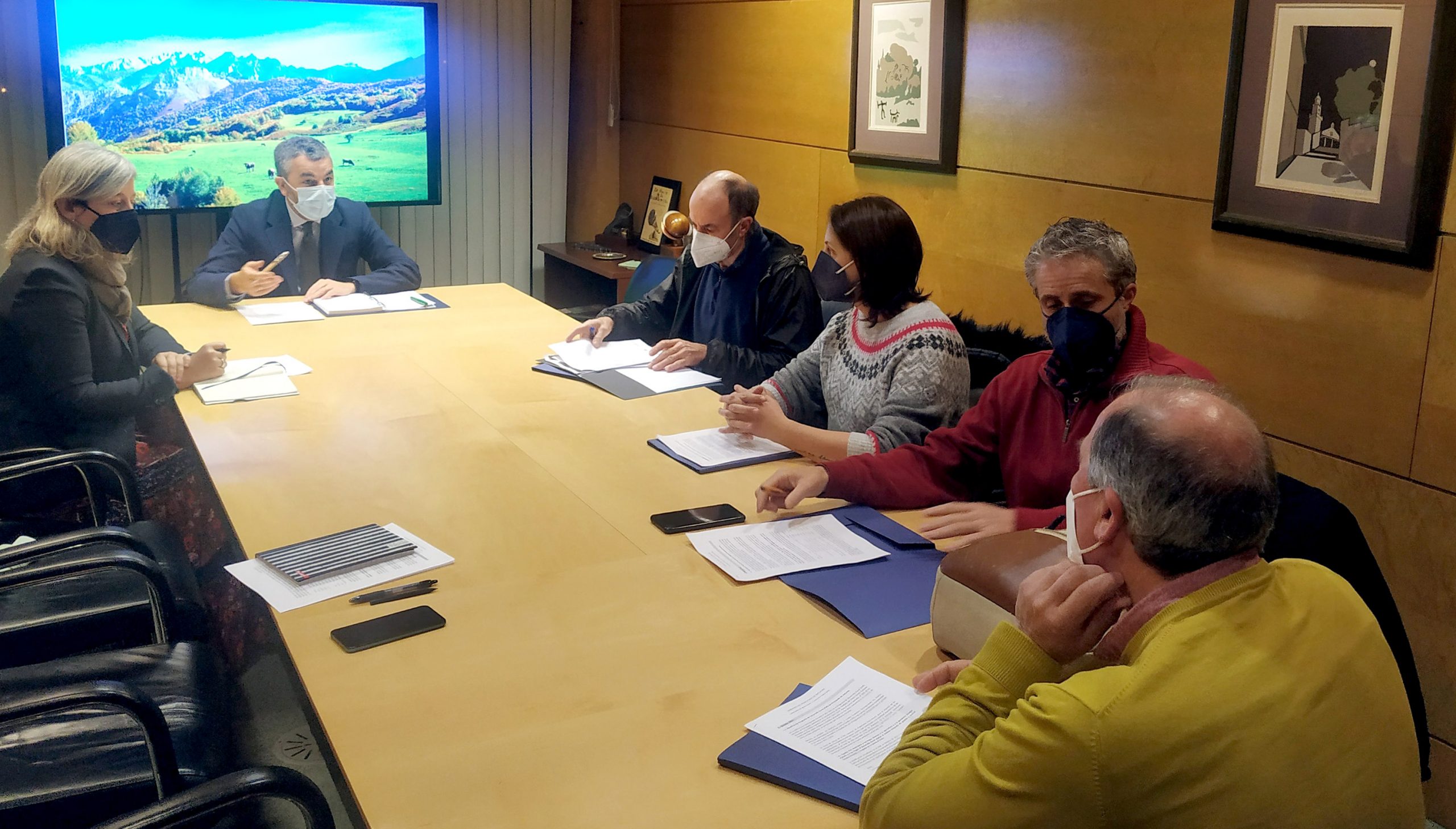 Calvo plantea incluir a Asturias Ganadera en las Mesas de la Carne y la Leche