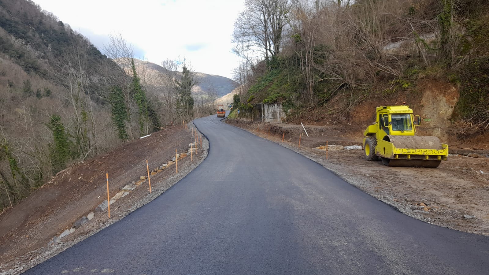 Asfaltado Montovo 1 Finaliza la reparación del argayo de Montovo, en Belmonte, con el asfaltado del nuevo tramo