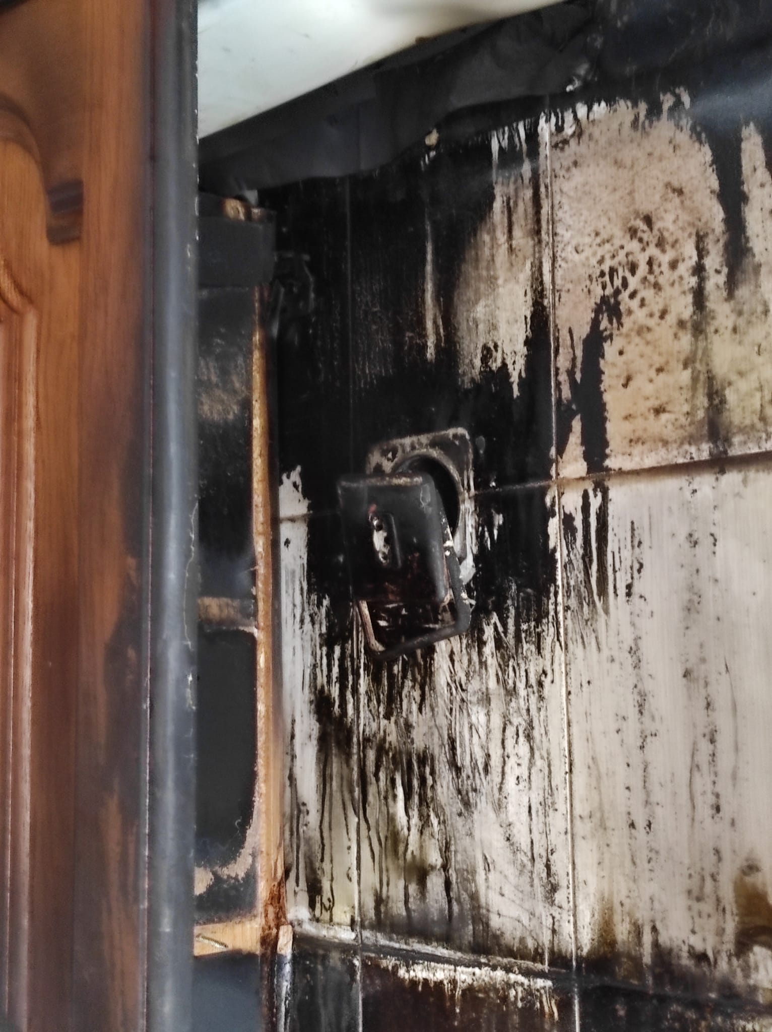 Trasladan a una vecina por intoxicación de humo tras un incendio en Grado