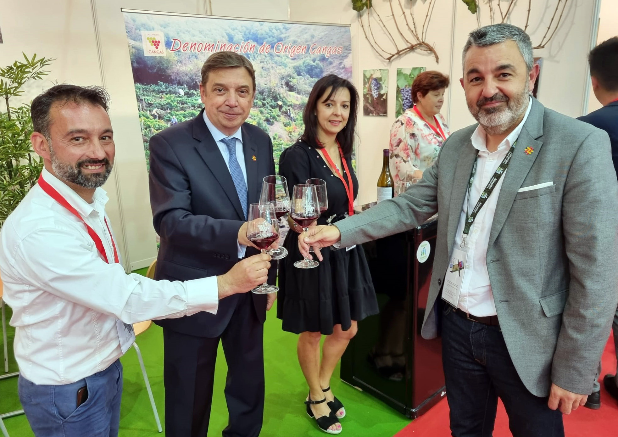 2022_05_10 consejero y ministro Fenavin 2 El vino de Cangas, con nombre propio en la Feria Nacional del Vino