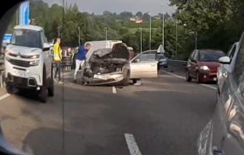 Colisión múltiple en la autovía a Trubia con cuatro coches implicados