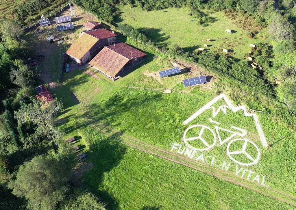 Así es el homenaje del Aula Vital a la Vuelta que impidió ver la niebla