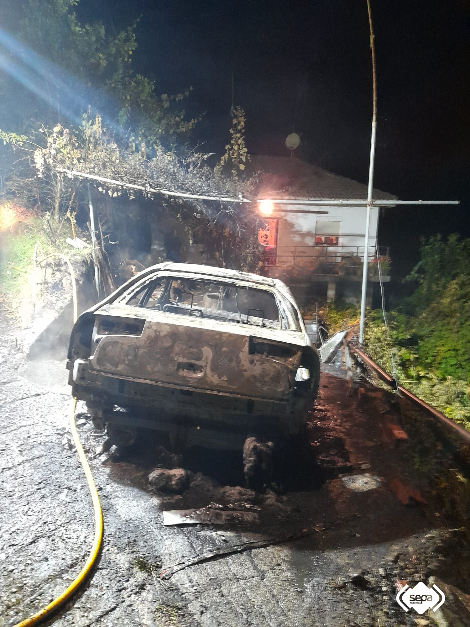 Quema un coche de madrugada en Belmonte