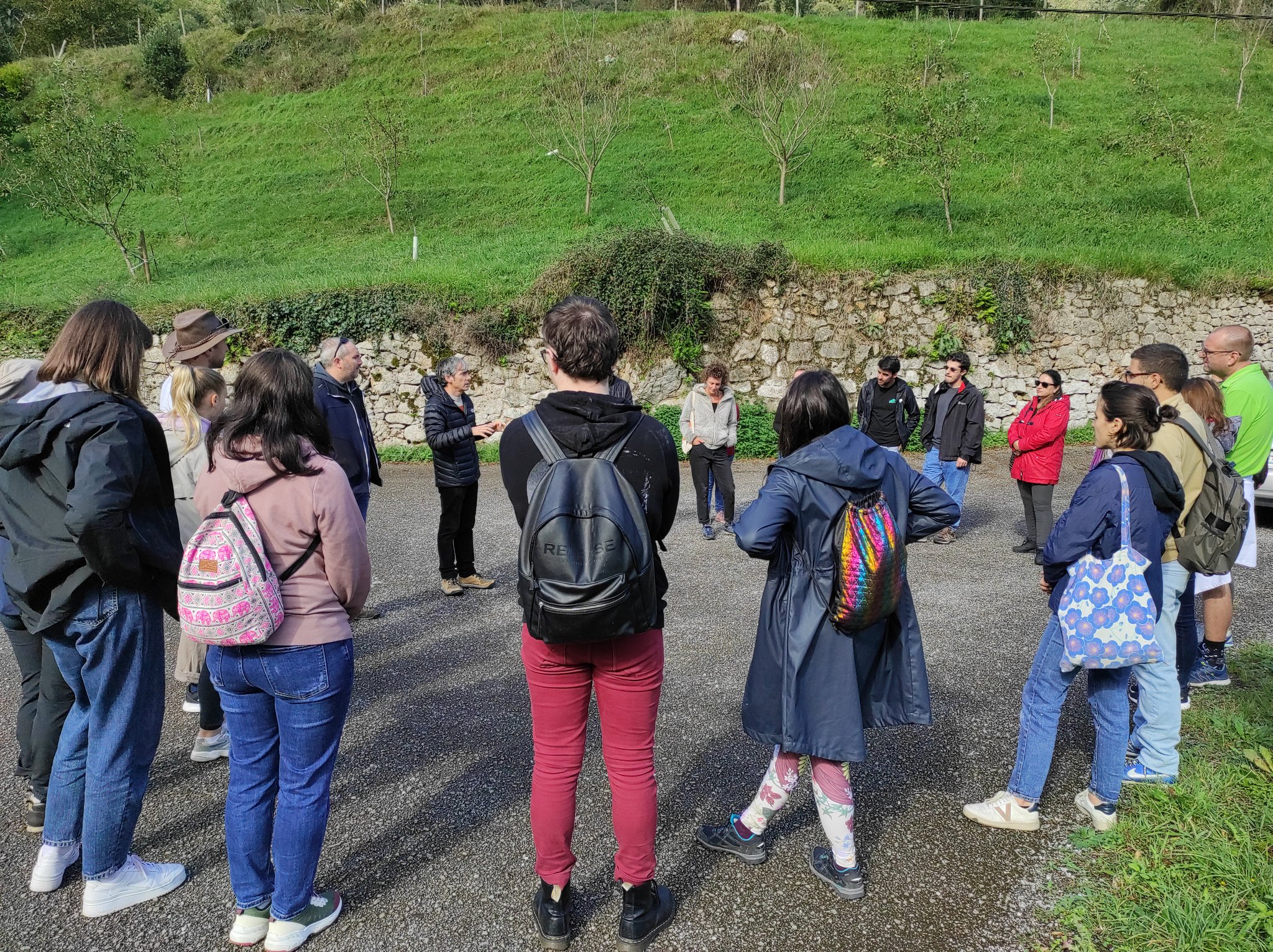 26 jóvenes europeos se empapan de tradición rural en Santo Adriano