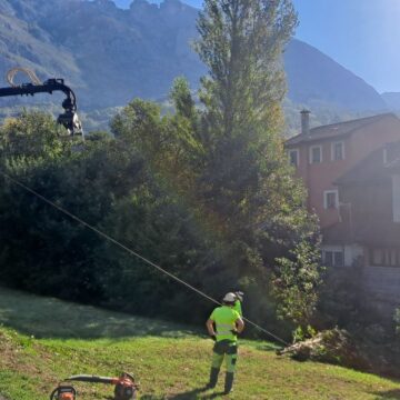 La Confederación comienza a limpiar los ríos de Teverga tras el convenio con el concejo