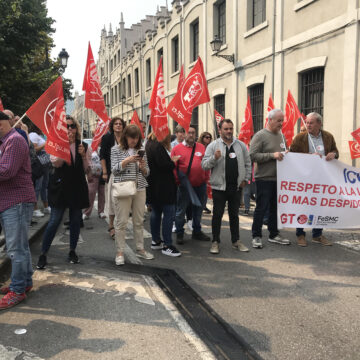 Protesta por dos despidos en una empresa auxiliar de la fábrica de armas