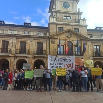 Los vecinos de Latores protestan ante el Ayuntamiento exigiendo mejores servicios públicos