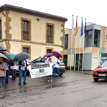 Protesta contra los eólicos en Candamo delante del Ayuntamiento