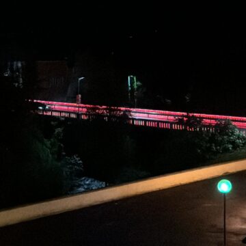 Un puente con luz naranja en Grau para dar visibilidad al problema del suicidio