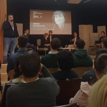 La matemática belga Ingrid Daubechies, con los jóvenes en Grau