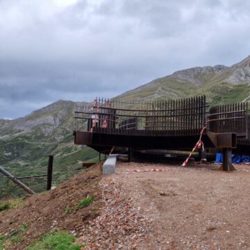 La obra del mirador de La Farrapona avanza con la colocación de la estructura