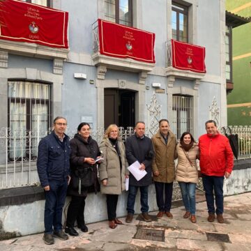Grau viste sus balcones y escaparates por Semana Santa