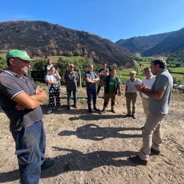 2025_09_16 consejero visita Xinestosu 1 Medio Rural invertirá 815.000 euros en una barrera para proteger Xinestosu tras los incendios