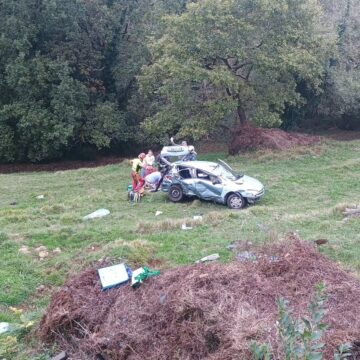 Made with LogoLicious Add Your Logo App Cuatro heridos en Las Regueras tras caer su coche por un desnivel de 30 metros