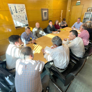 2025_10_21 reunion organizaciones agrarias 2 Medio Rural suspende las ferias ganaderas y cierra el mercado de Siero por la dermatosis nodular