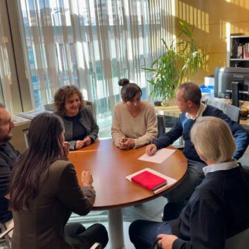 2025_10_28 Consejero reunion laboratorio adn exhumaciones Avanzan las pruebas de ADN para identificar a siete víctimas exhumadas en A Caridá y Grado