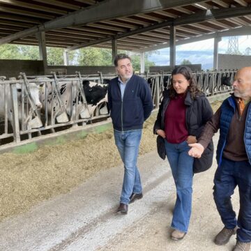 Foto Jonaìs 1 Jonás Fernández muestra en Las Regueras su rechazo al recorte de la PAC