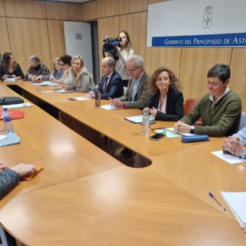2025_11_11 Mesa de dialogo 1 Grau, Somiedo, Teverga, Tineo y Cangas se integrarán en abril en la red pública de ‘Escuelinas’
