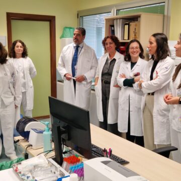 2025_11_18 gerente sespa visita hospital cangas El Hospital de Cangas atenderá en su domicilio a pacientes con cánceres hematológicos