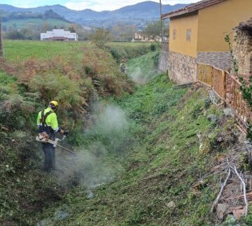 confederacion 3 La Confederación limpia el río Ricabo y el arroyo La Reguerina, en Grau