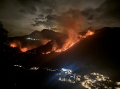 incendio quiros Preocupación por un incendio que se acerca a Bárzana, en Quirós