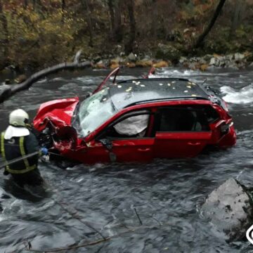 TRAFICO TINEO Cuatro heridos al caer su coche al río en Tineo