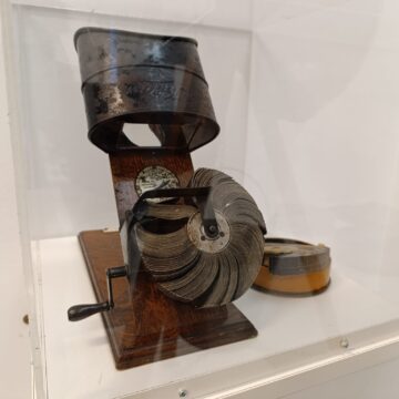 Una kinora de 1902 y un visor estereoscópico de los 70 se suman a la colección fotográfica de Grau